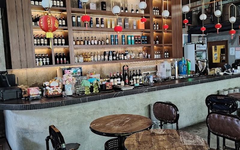 19 Degree Bar & Bistro — Bar & restaurant in Inanam