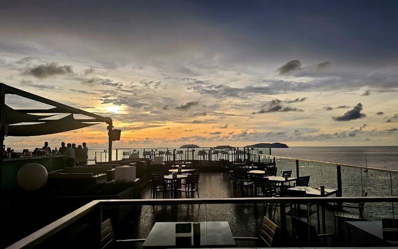 Horizons Sky Bar & Cigar Lounge — Lounge in KK Times Square