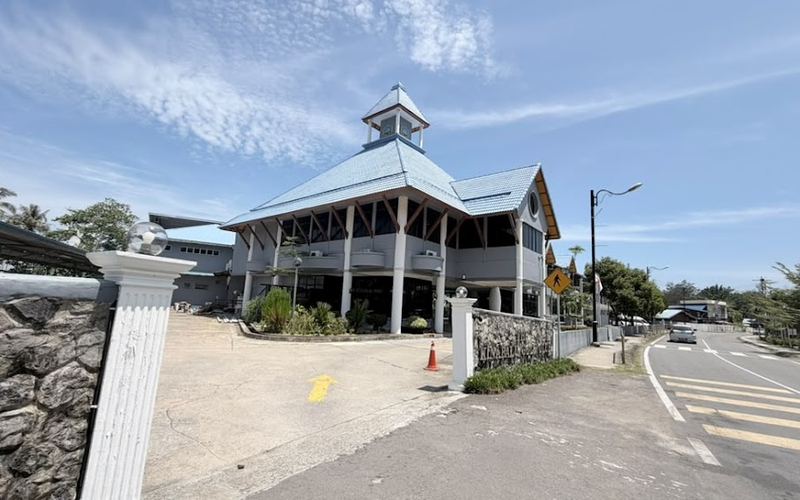 The Beach Bar & Bistro — Bar & restaurant in Tanjung Aru