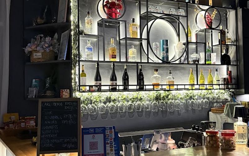 The Hill Cafe Bistro — Bar & restaurant in Likas
