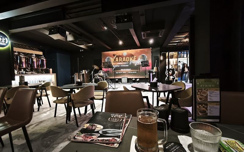 D'ATAS Bar & Grill — Bar & restaurant in Gaya Street