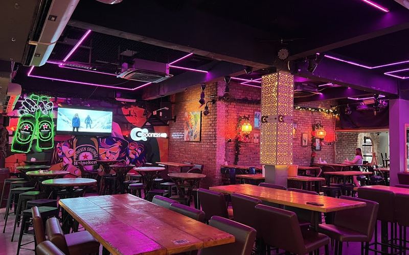 Crooner's 하이네켄 — Live music venue in Tanjung Aru
