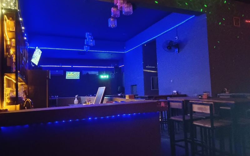 HIGHFIVE CAFE & BAR — Bar in Penampang / Donggongon