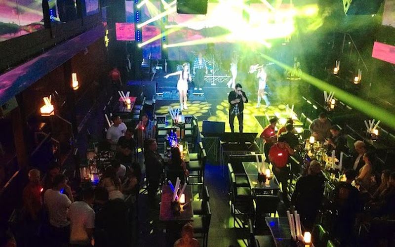 Queen live show waterfront — Live music venue in Waterfront / Api-Api