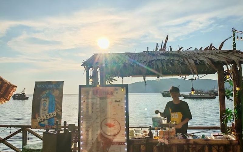 Masterpiece Sunsetbar @waterfront — Bar in Waterfront / Api-Api