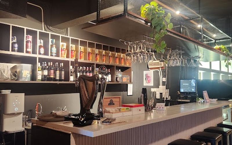 J19 Settee Cigar Lounge — Lounge in Luyang