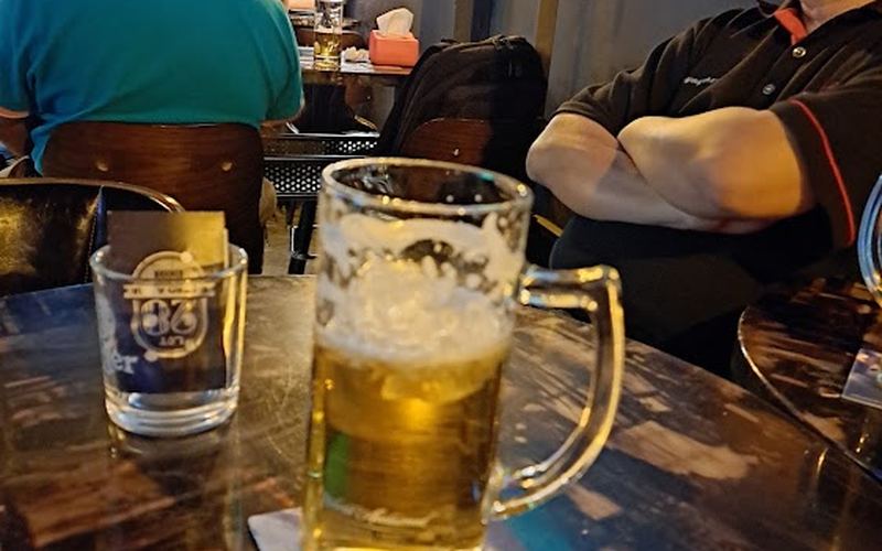 Lot 28 Bistro & Bar — Pub in Luyang