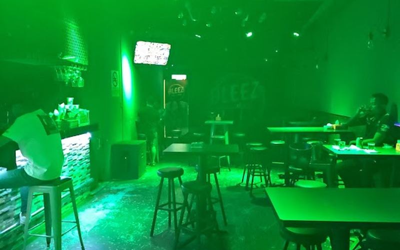 BleeZ BAR & CAFE — Bar in Penampang / Donggongon