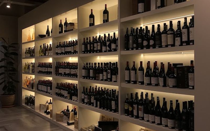Beige WINE BAR 沙巴酒库 — Cocktail or wine bar in Gaya Street